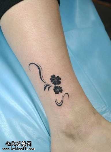 腿部幸运草藤蔓图腾纹身图案