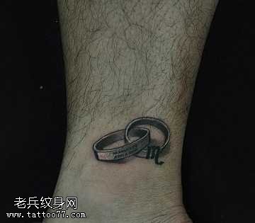 腿部经典潮流的戒指纹身图案