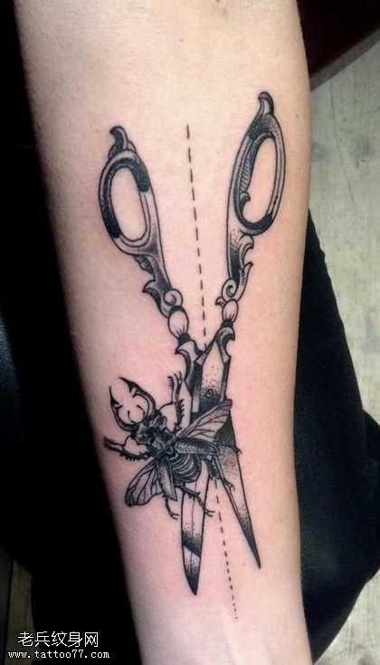 手臂霸气剪刀纹身图案