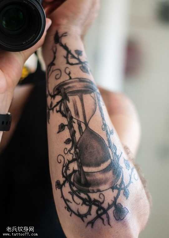 手臂沙漏纹身图案