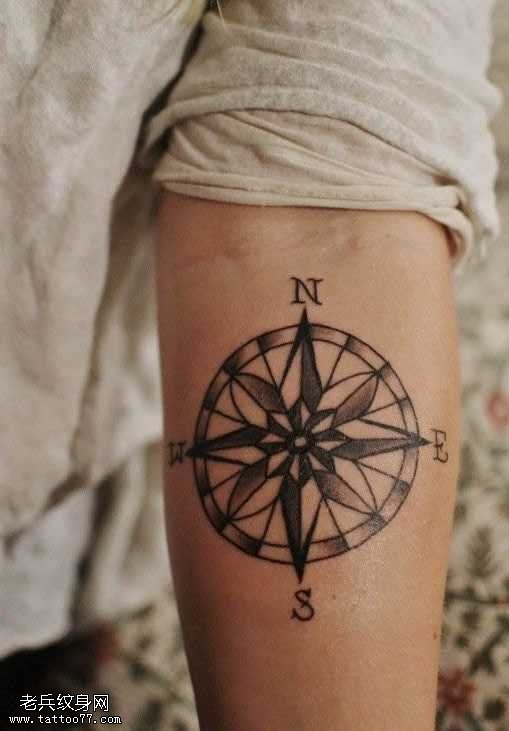 手臂指南针纹身图案