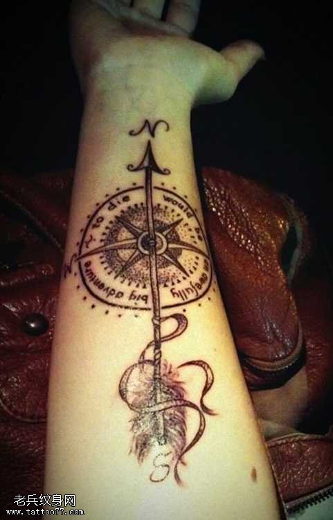手臂性感指南针纹身图案