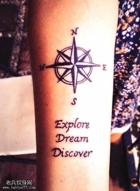 手臂指南针纹身图案