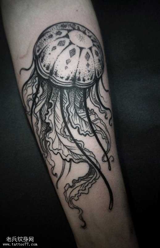 手臂水母纹身图案