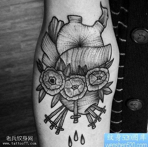 手臂素色的心脏纹身图案