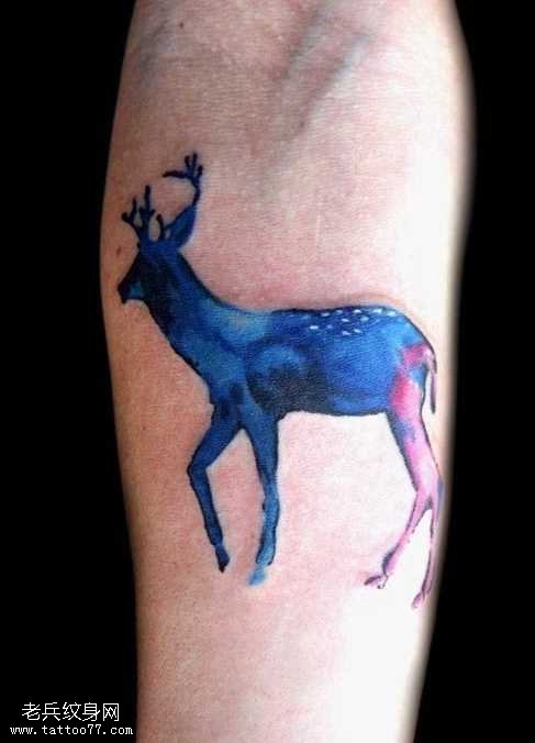 手臂星空羚羊纹身图案