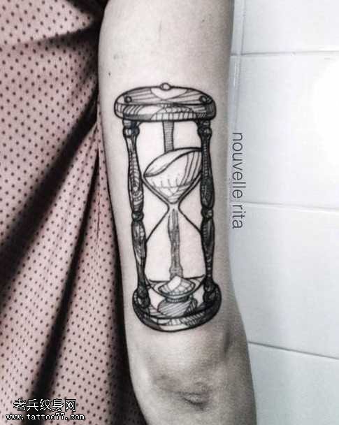 手臂黑白色沙漏纹身图案