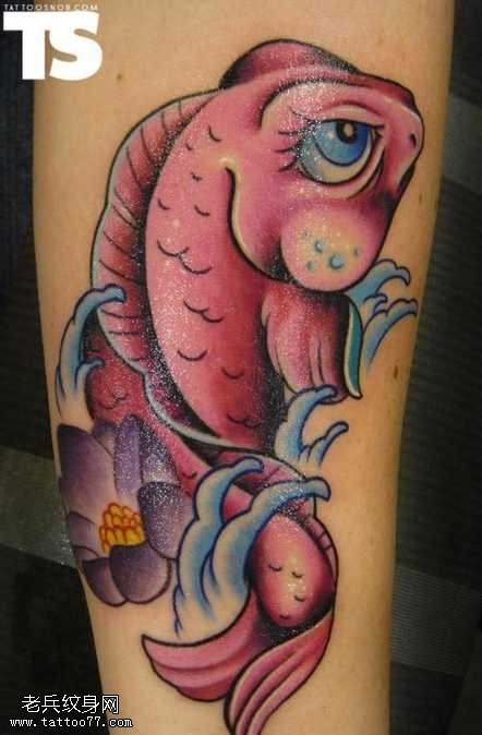 手部粉鱼纹身图案