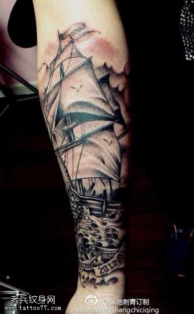 手臂个性帆船纹身图案
