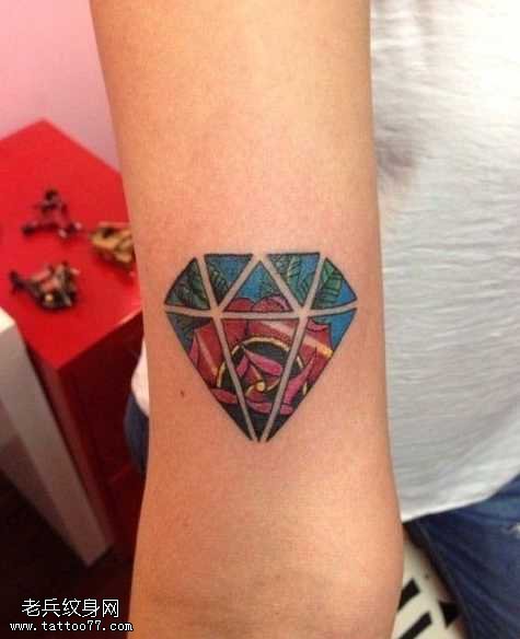 手臂钻石纹身图案