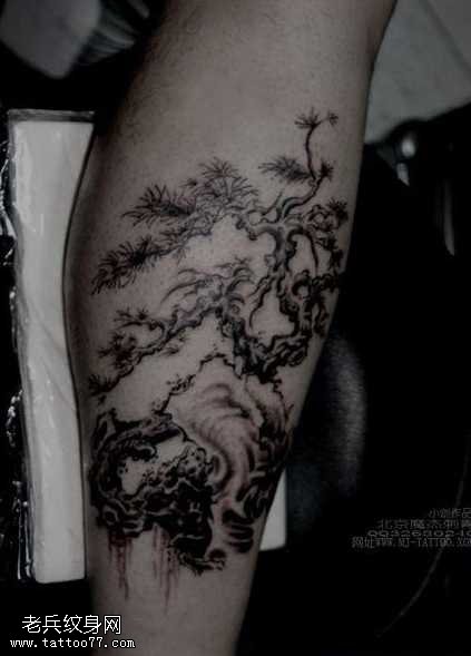 腿部松树纹身图案