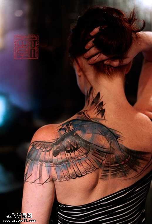 肩部性感的纹身图案