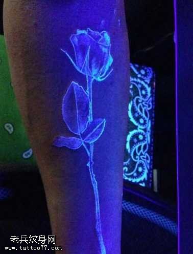 花朵荧光纹身图案