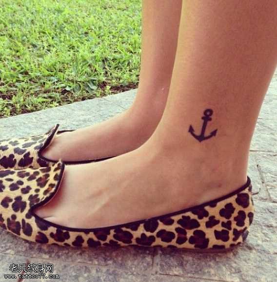 腿部船锚纹身图案