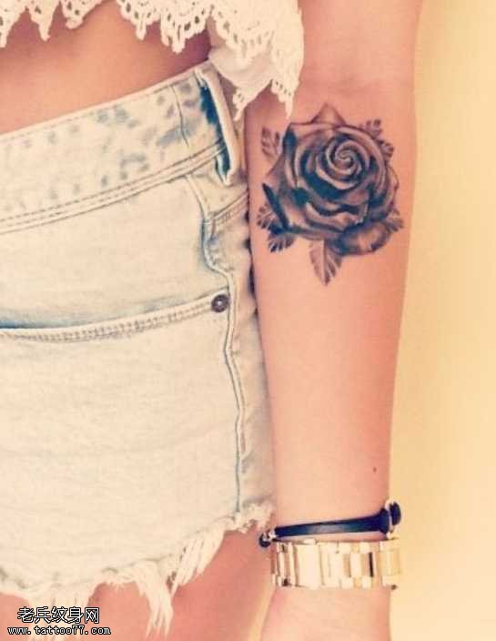 手臂玫瑰小纹身图案