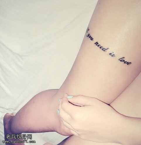 腿部漂亮的英文字母纹身图案