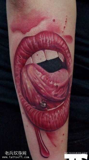 手部一款个性性感嘴纹身图案