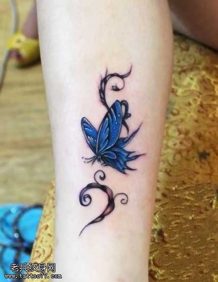 腿部可爱猫咪图腾纹身图案