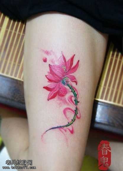 腿部漂亮的彩色莲花纹身图案