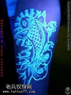 鲤鱼荧光纹身图案