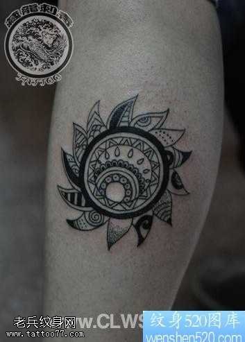 腿部精美的图腾太阳纹身图案
