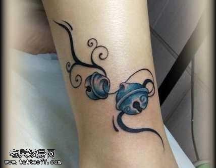 腿部唯美好看的铃铛纹身图案