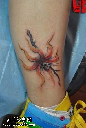 腿部彼岸花纹身图案
