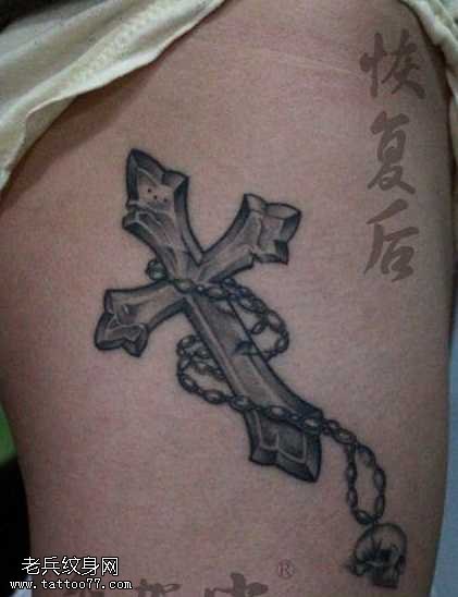 腿部潮流的十字架纹身图案