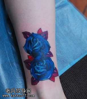 腿部欧美风格的玫瑰花纹身图案