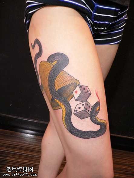 腿部超级有个性的蛇纹身图案