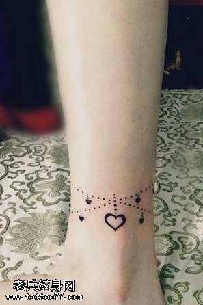 腿部好看爱心链条纹身图案