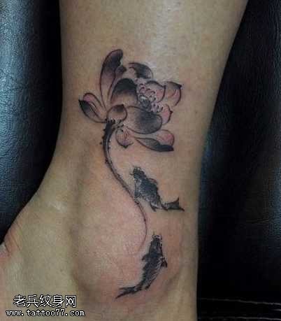 脚踝水墨画鲤鱼莲花纹身图案