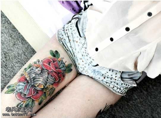 腿部相机玫瑰纹身图案