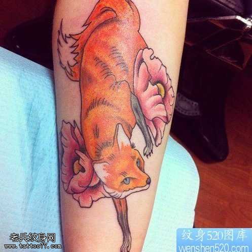 手臂彩色狐狸纹身图案