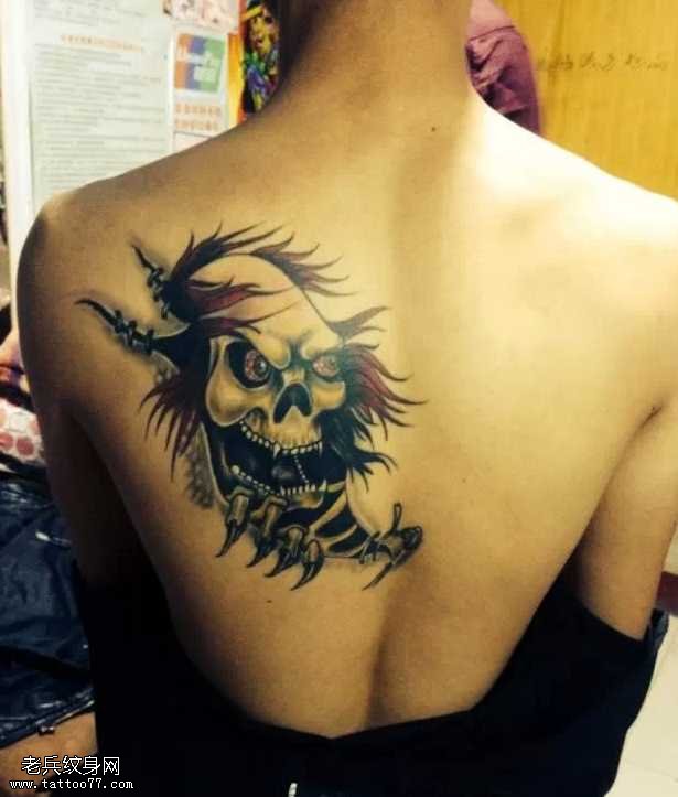 肩部帅气的魔鬼纹身图案