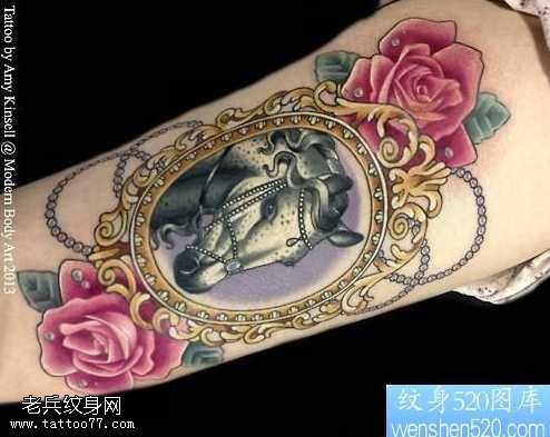 手臂马玫瑰花纹身图案