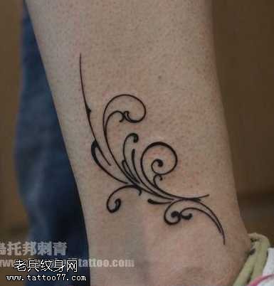 腿部好看的图腾藤蔓纹身图案