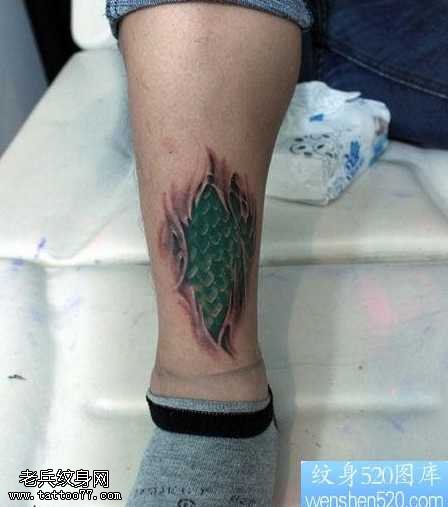 腿部撕皮龙鳞纹身图案