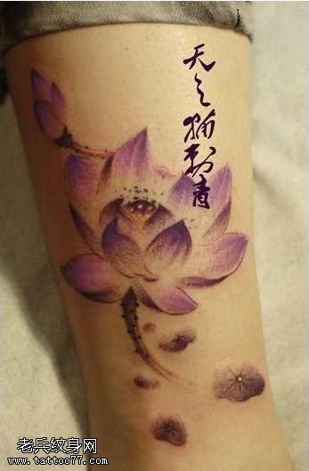 腿部水墨画风格彩色莲花纹身图案