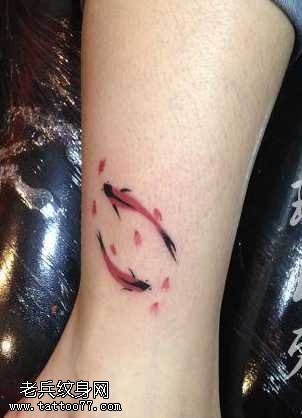 腿部水墨画鲤鱼纹身图案