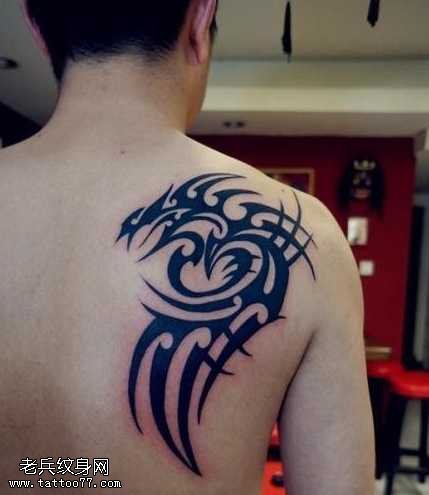 肩部帅气的图腾纹身图案