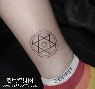 腿部小巧的六芒星纹身图案