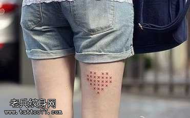 腿部潮流精美的爱心纹身图案