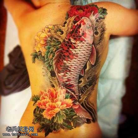 满背彩色鲤鱼纹身图案