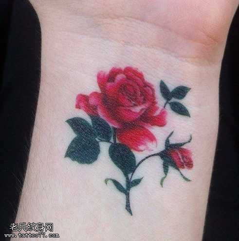 手腕上小小的玫瑰纹身图案