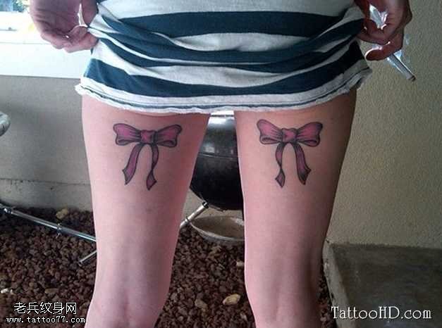 腿部粉蝴蝶结纹身图案