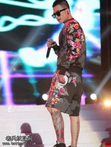 腿部玫瑰女人纹身图案