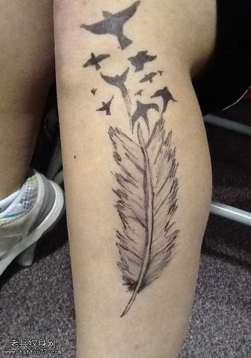 腿部小燕羽毛纹身图案