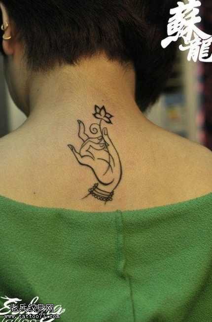 颈部经典的佛手莲花纹身图案
