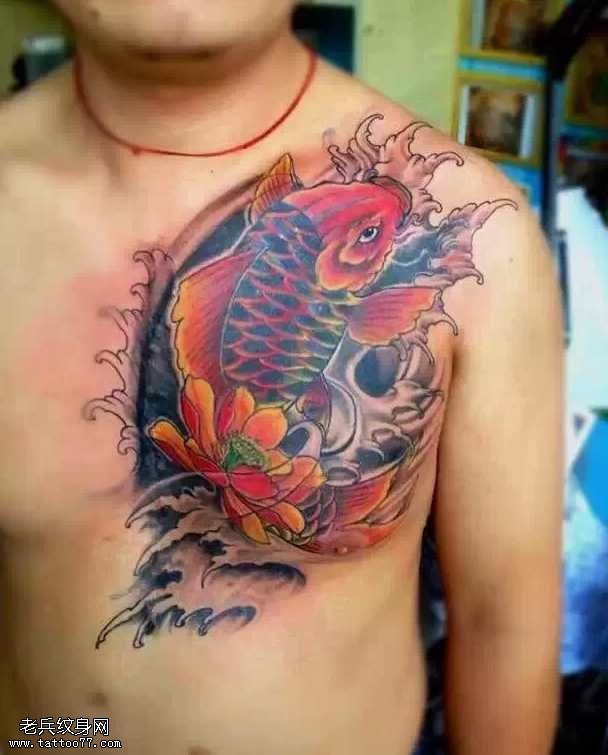 胸部鲤鱼纹身图案